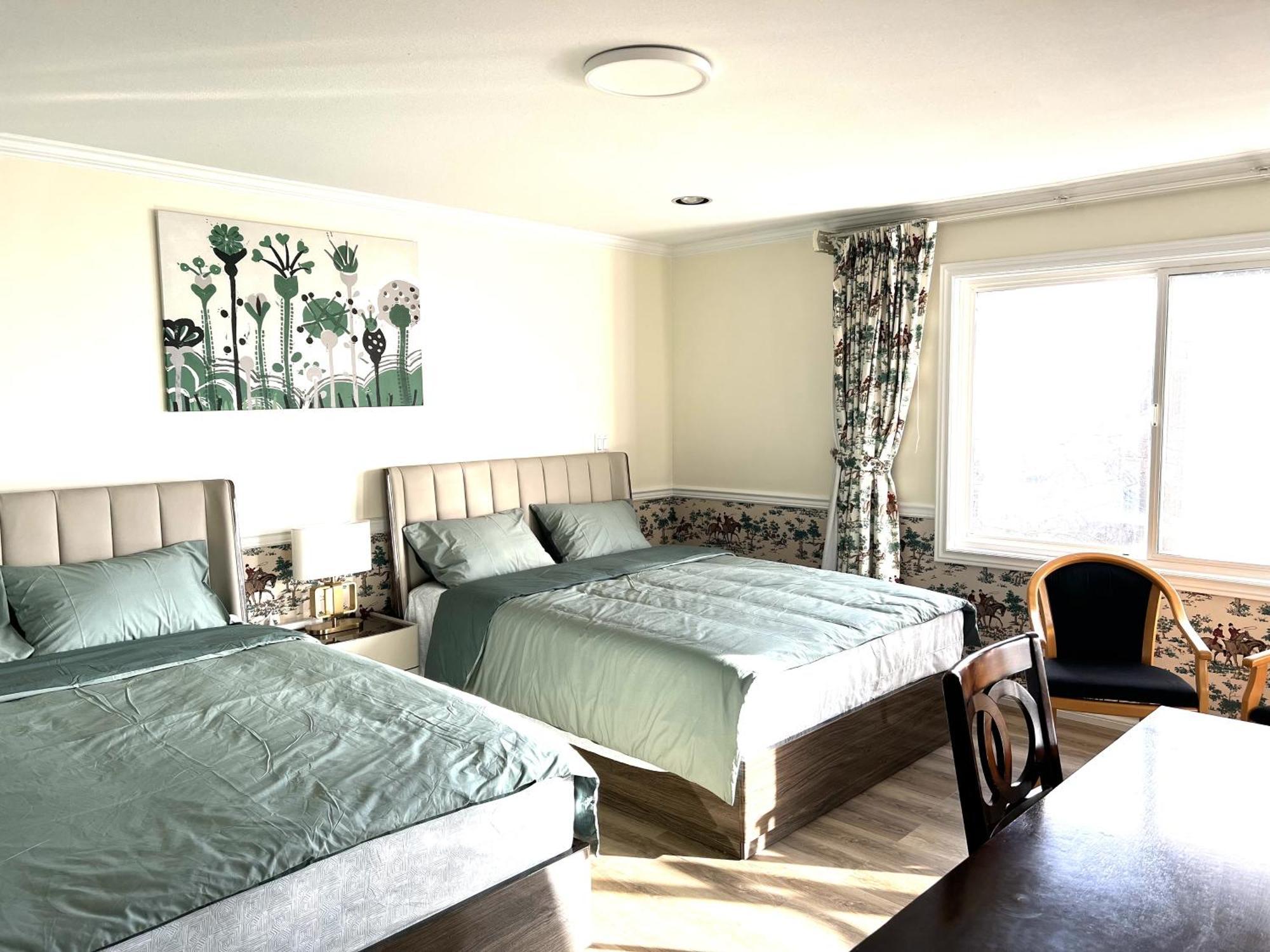 Master Bedroom With Two Queen Sized Bed Richmond Exterior foto